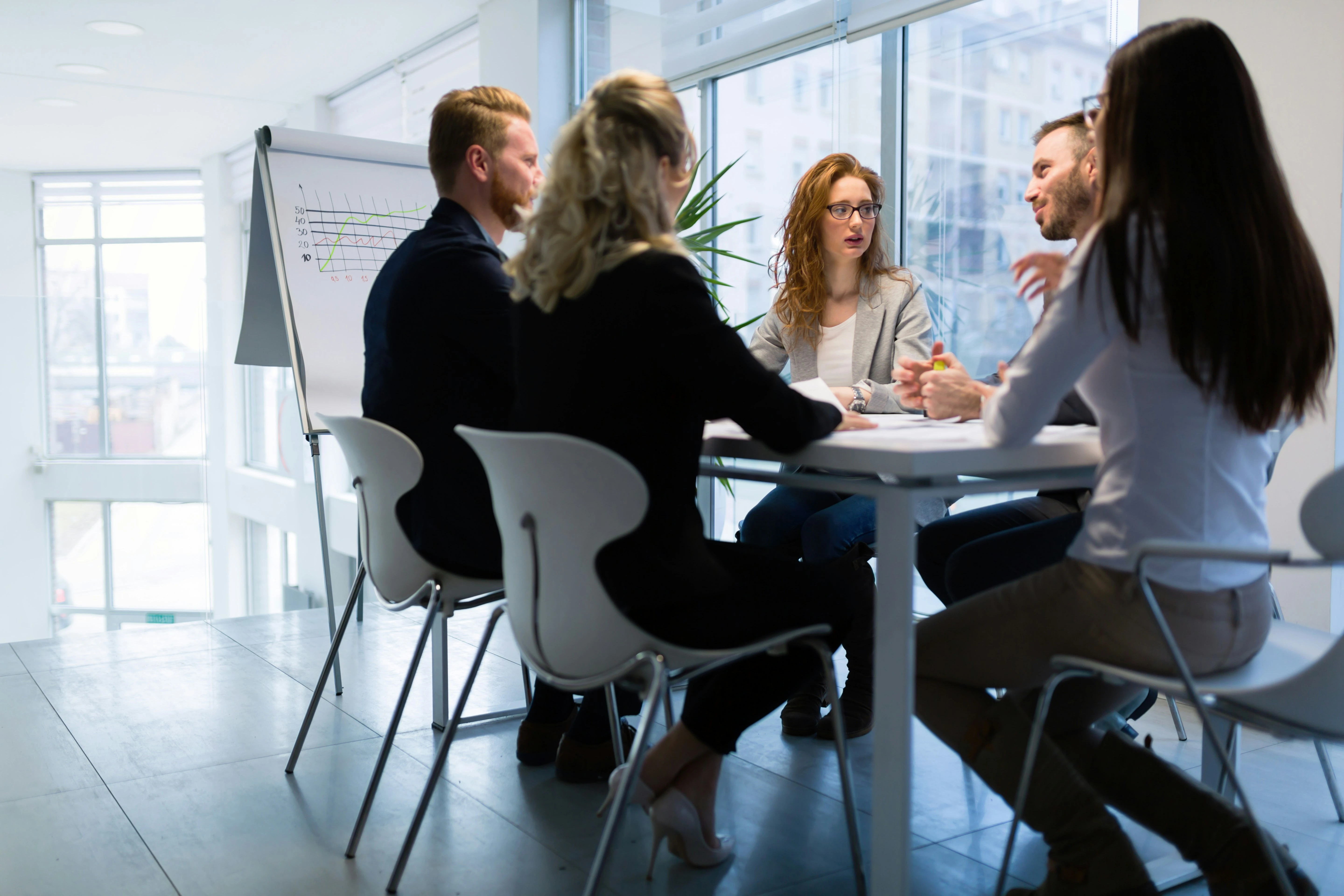 Arbeitskollegen sitzen zusammen und besprechen sich